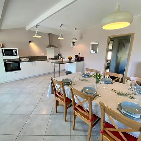 Du Soulier 6p, 3ch, Piscine Holiday home