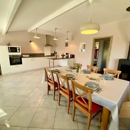 Du Soulier 6p, 3ch, Piscine Holiday home *